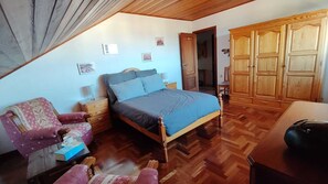 Tabla de planchar con plancha, wifi gratis, ropa de cama