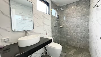 Family Villa, 2 Bedrooms, Kitchen | Bathroom | Shower, towels, soap, shampoo