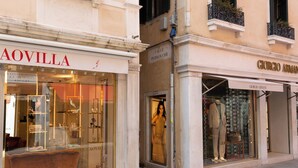 Storefronts of AOVILLA and GIORGIO ARMANI on a street. - Dalèt (Venice)
