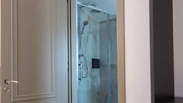 Quarto casal ou duplo clássico | Banheiro | Chuveiro, secador de cabelo, toalhas de banho, sabonete