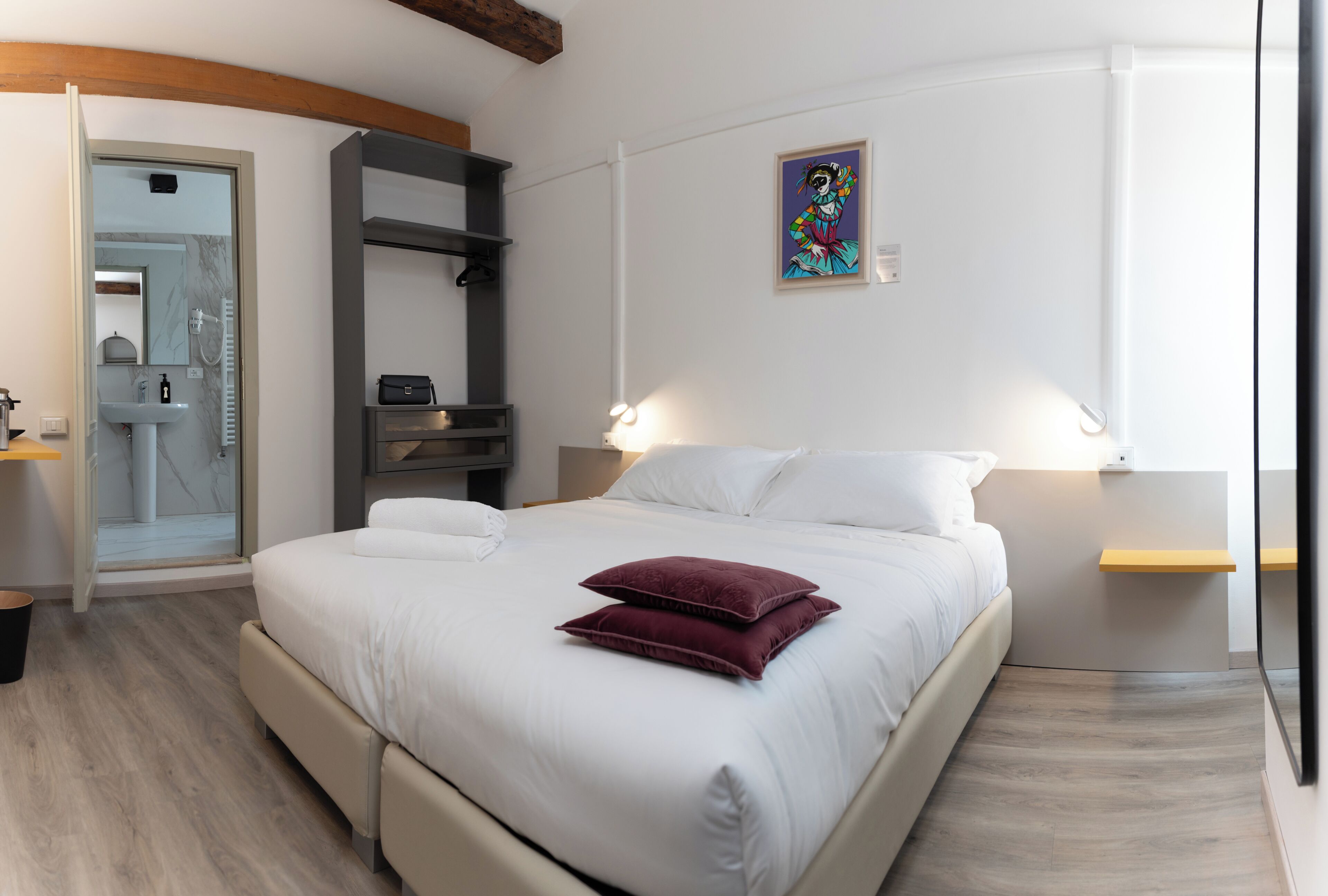 Chambre Double ou avec lits jumeaux | Bureau, rideaux occultants, fer et planche à repasser, Wi-Fi gratuit