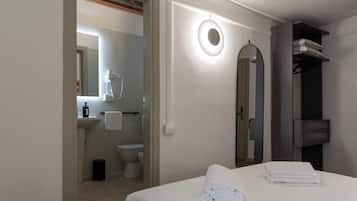 Quarto casal clássico | Banheiro | Chuveiro, secador de cabelo, toalhas de banho, sabonete