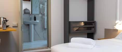 Classic Double or Twin Room | Desk, blackout drapes, iron/ironing board, free WiFi