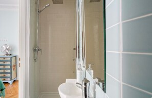 Bathroom - Central Paris 6 - St Germain & Montparnasse Aldaro (Paris)