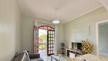Apartamento básico | Área de estar | TV de tela plana