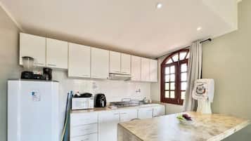Apartamento básico | Cozinha privada | Talheres/pratos/utensílios de cozinha