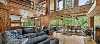 Toccoa Riverfront * Flat Yard * Walk-In Fishing * Riverside Hot tub * River Deck