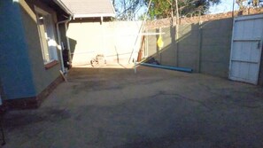 Property grounds - Room-aquasaints Guest Lodge (Johannesburg)