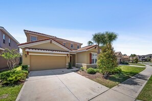 Step outside to appreciate the charming facade of this vacation home, with warm beige tones and a welcoming entrance surrounded by lush greenery. The neat landscaping and driveway invite you to discover the comforts inside. - 6BR house sleeps 16 with private pool (Davenport)