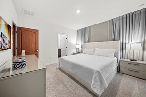 Room - 6BR house sleeps 16 with private pool (Davenport)