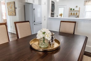 Condo, nhiều giường, lò sưởi, quang cảnh vườn (1117 Ocean B) | Khu ăn uống