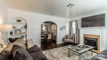 Leilighet, flere senger, peis, hageutsikt (1117 Ocean B) | Oppholdsområde