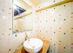 Ducha, artículos de higiene personal gratuitos, toallas y jabón