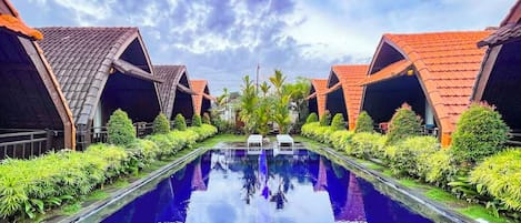Una piscina al aire libre