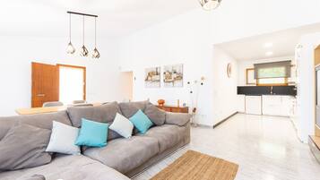 Una chimenea, una mesa de tenis de mesa