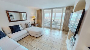 Living area - Spacious ST 3093 w/Beach Service and Gulf Views (Destin)