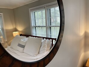 Desk, iron/ironing board, WiFi, bed sheets