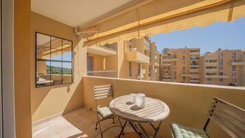 Apartment | Outdoor dining