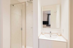 Apartment | Bathroom | Bathtub, hair dryer, towels, shampoo - Charming 2bdr/4p Apartment - Saint-tropez (Saint-Tropez)