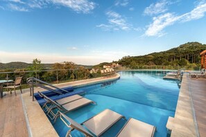 2 indoor pools, 2 outdoor pools