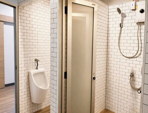 Dormitório compartilhado standard | Banheiro | Chuveiro, produtos de toalete grátis, sabonete, shampoo