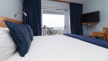Luxe kamer, uitzicht op zee | Een minibar, een kluis op de kamer, een bureau, een laptopwerkplek
