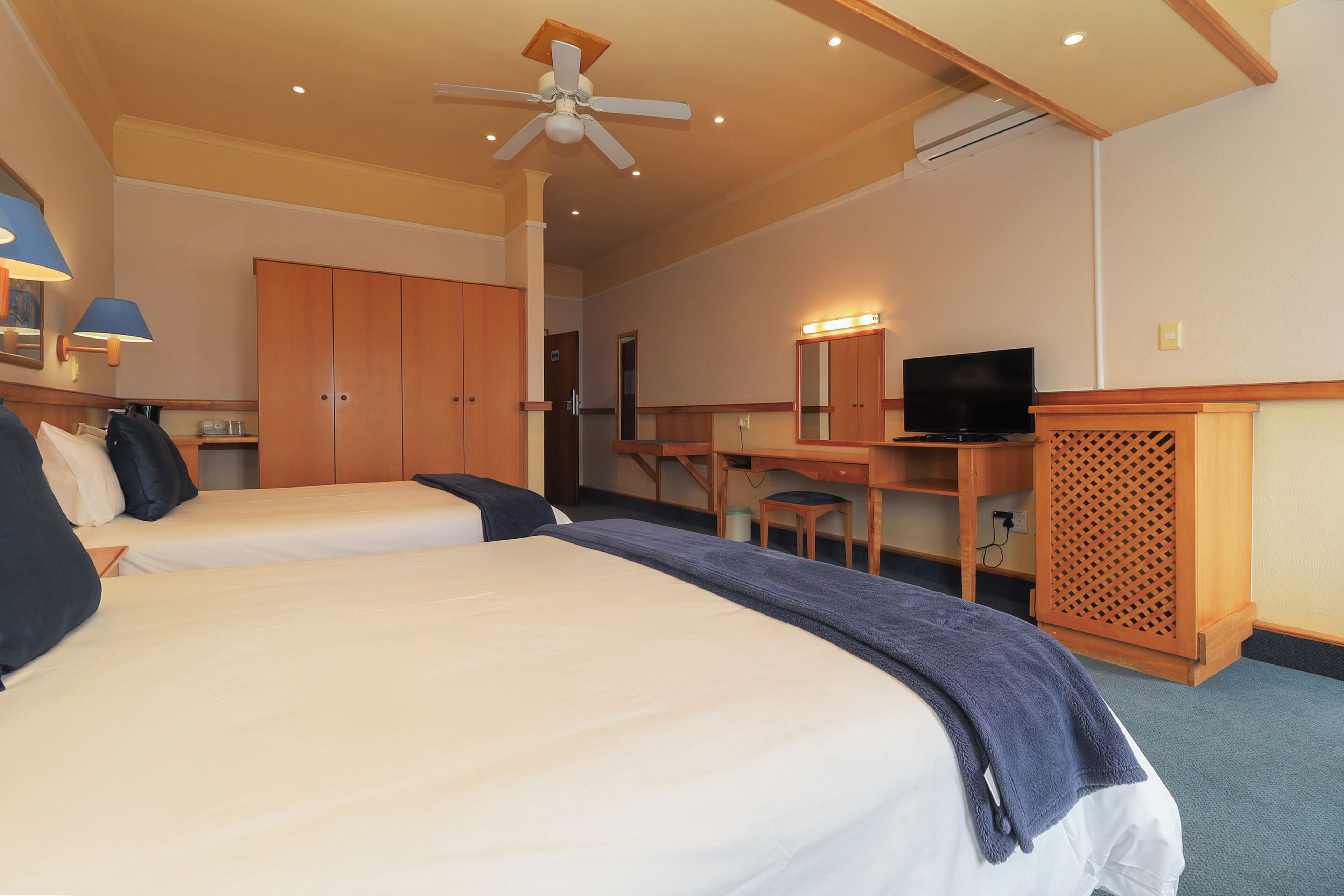 Quadrupla familiare, vista mare | Minibar, una cassaforte in camera, una scrivania, postazione laptop