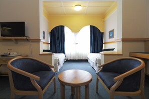 Chambre Familiale, plusieurs lits, non-fumeurs | Minibar, coffres-forts dans les chambres, bureau