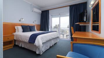 Chambre luxueuse, vue sur la mer | Minibar, coffre-fort, bureau