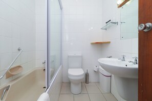Luxury-Zimmer, Meerblick | Badezimmer | Duschwanne, Handtücher, Seife, Shampoo