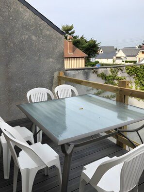Outdoor dining - Gîte de la Mer: Stunning Sea View Opposite the Beach (Bréhal)