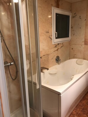 Bathroom - Gîte de la Mer: Stunning Sea View Opposite the Beach (Bréhal)