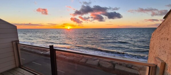 Property grounds - Gîte de la Mer: Stunning Sea View Opposite the Beach (Bréhal)