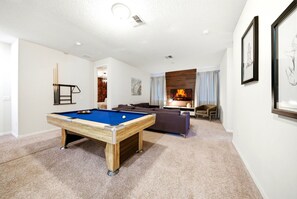 TV, fireplace, video games - 9BR house sleeps 21 with spa and pool table (Kissimmee)