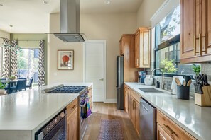 Private kitchen - Skyline in Hyde ~Two Rooftop Terraces~ Pool+Spa (Austin)