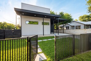 Property grounds - Skyline in Hyde ~Two Rooftop Terraces~ Pool+Spa (Austin)