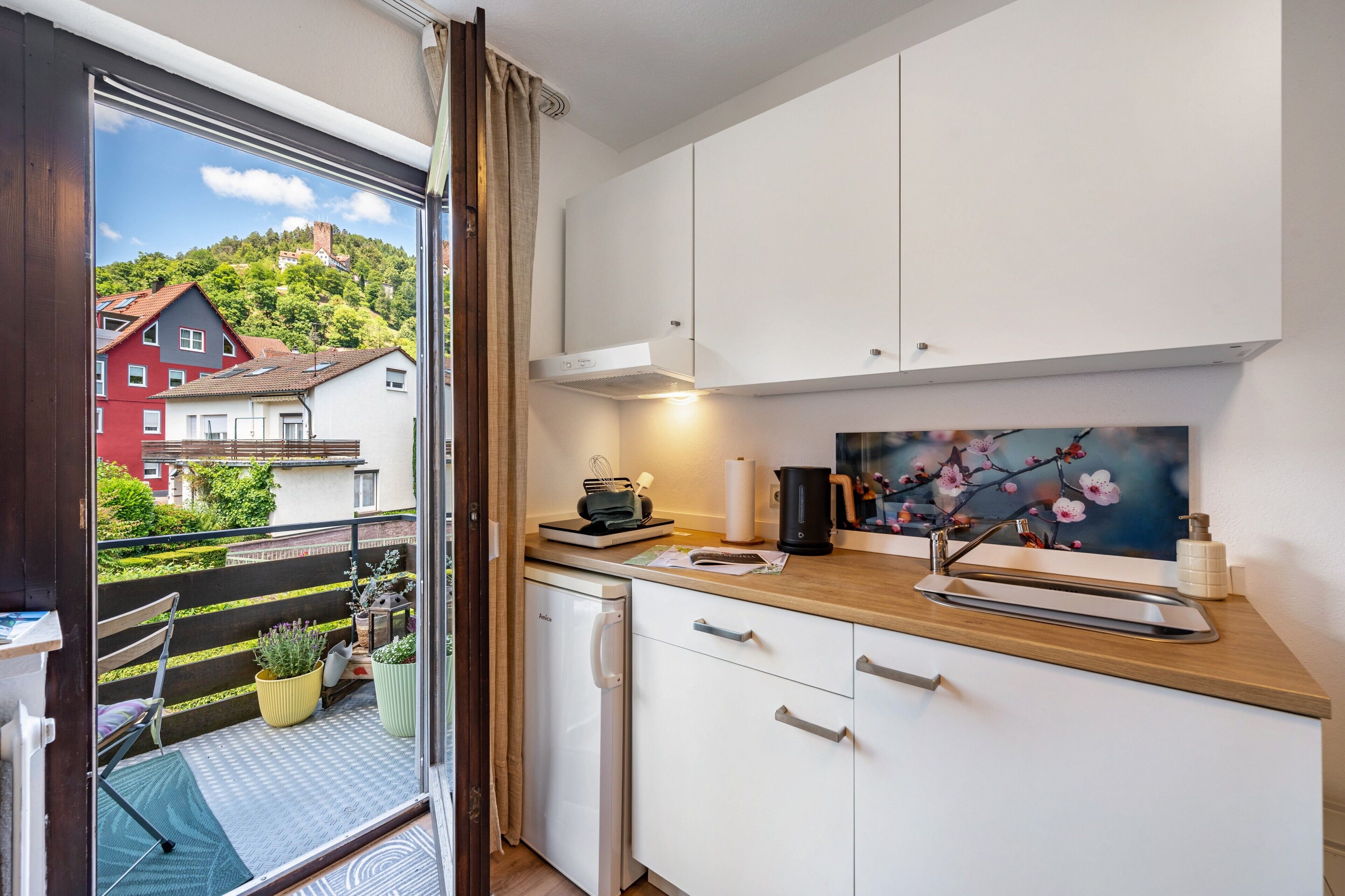 Kühlschrank, Mikrowelle, Herdplatte, Wasserkocher mit Kaffee-/Teezubehör