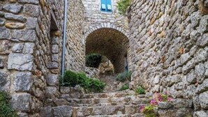 A stone staircase leading to an arched doorway, surrounded by stone walls and vegetation. - La Béalière - A 4-star haven of peace in the heart of Ardèche (Labeaume)