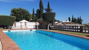 A swimming pool with a tiled edge, surrounded by a brick walkway. - 2 Bed Panoramic Sea Views RDR543 (Benalmádena)