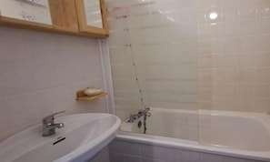 Shower, hair dryer - Accommodation for 5 people located on the Tête des Saix plateau in Samôens 1600, (Samoens 1600)