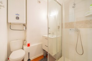 Bathroom - Holiday Home 'Studio Cocooning Beaucaire C3' with Wi-Fi (Beaucaire)