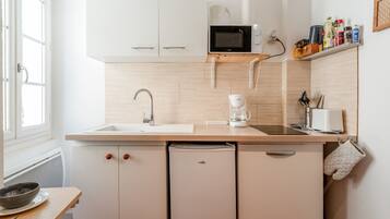 Fridge, microwave, stovetop, coffee/tea maker
