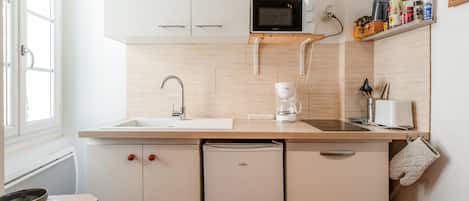 Réfrigérateur, micro-ondes, plaque de cuisson, cafetiÚre/bouilloire
