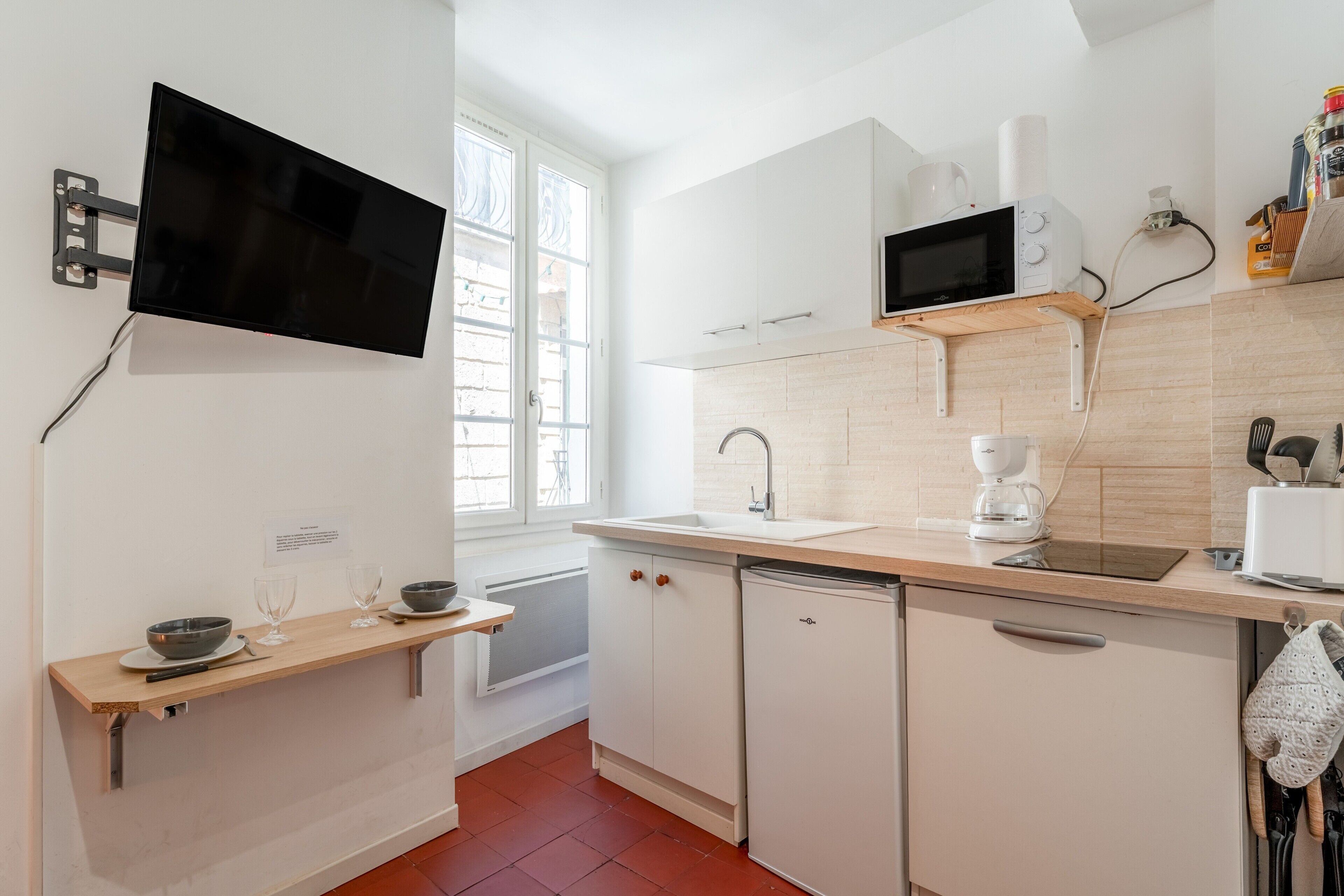 Réfrigérateur, micro-ondes, plaque de cuisson, cafetière/bouilloire
