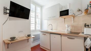 Réfrigérateur, micro-ondes, plaque de cuisson, cafetiÚre/bouilloire