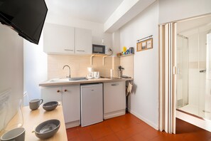 Private kitchen - Holiday Home 'Studio Cocooning Beaucaire C3' with Wi-Fi (Beaucaire)
