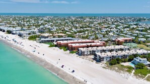 A coastal resort area with beachfront properties, a sandy beach, and a view of the ocean. - Palm Breeze - 3 Bedroom Mins from Beach (Holmes Beach)