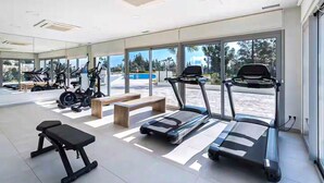 Een moderne sportschool met loopbanden, hometrainers en krachtapparaten.