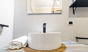 Shower, bidet, towels - PoloTuristicoUmbria Apt Sicilia (Perugia)
