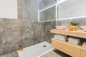 Shower, hair dryer, bidet, towels